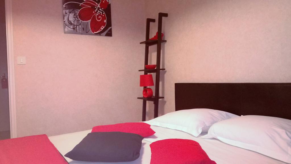 Hotel Montespan Lussac-les-Châteaux Eksteriør bilde