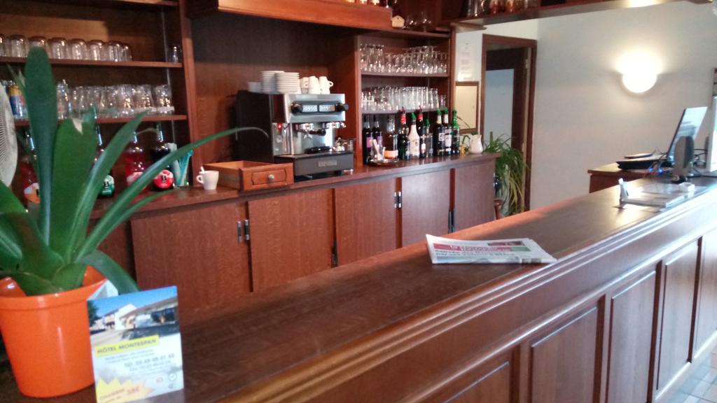 Hotel Montespan Lussac-les-Châteaux Eksteriør bilde