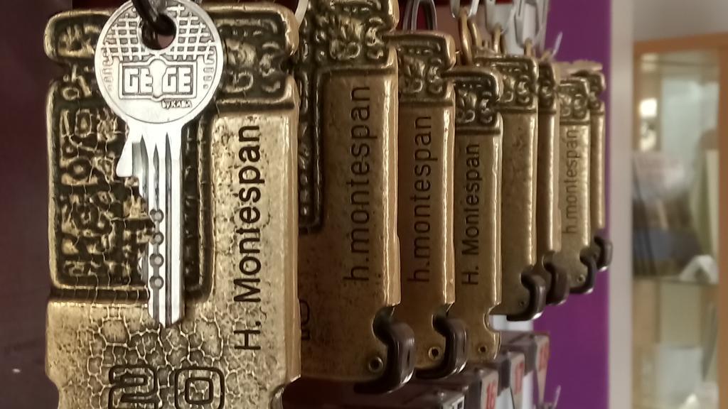 Hotel Montespan Lussac-les-Châteaux Eksteriør bilde